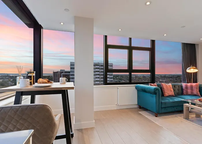 Heathrow Apartment Sleeps 4