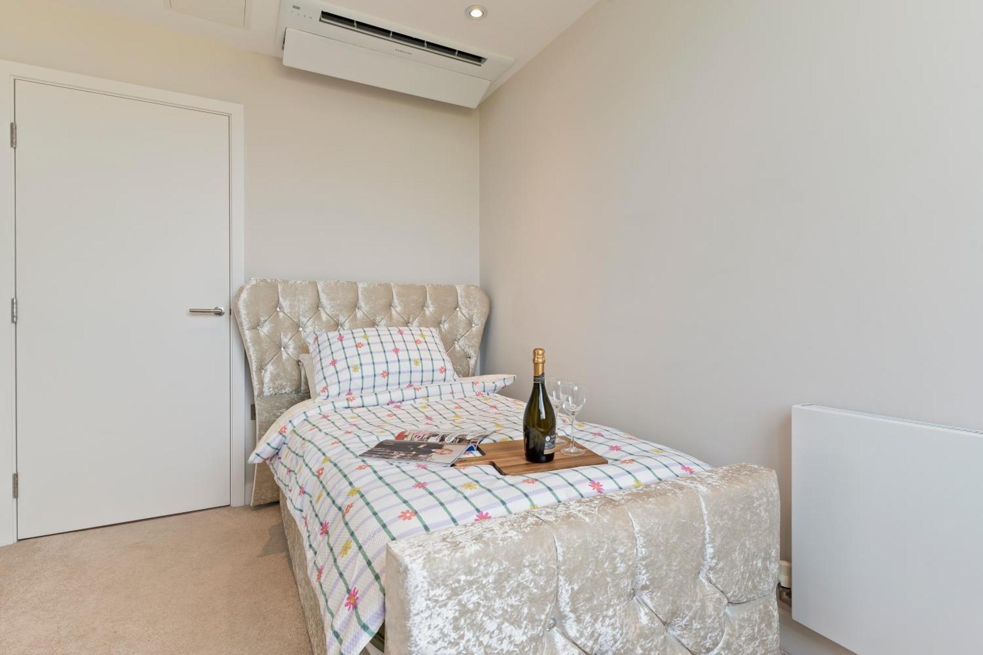 Heathrow Sleeps 4 Apartment Sunbury-on-Thames