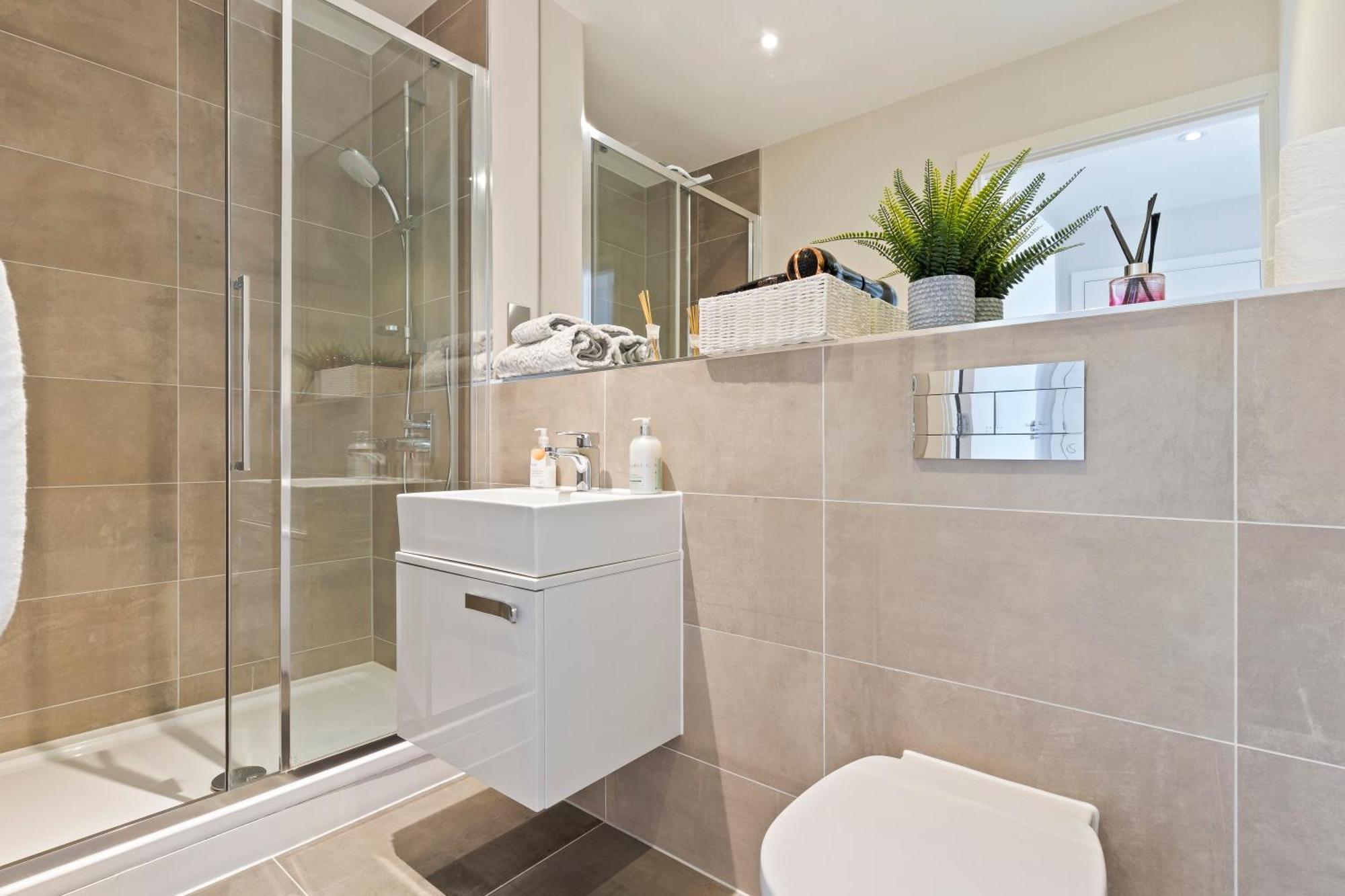 Heathrow Sleeps 4 * Sunbury-on-Thames