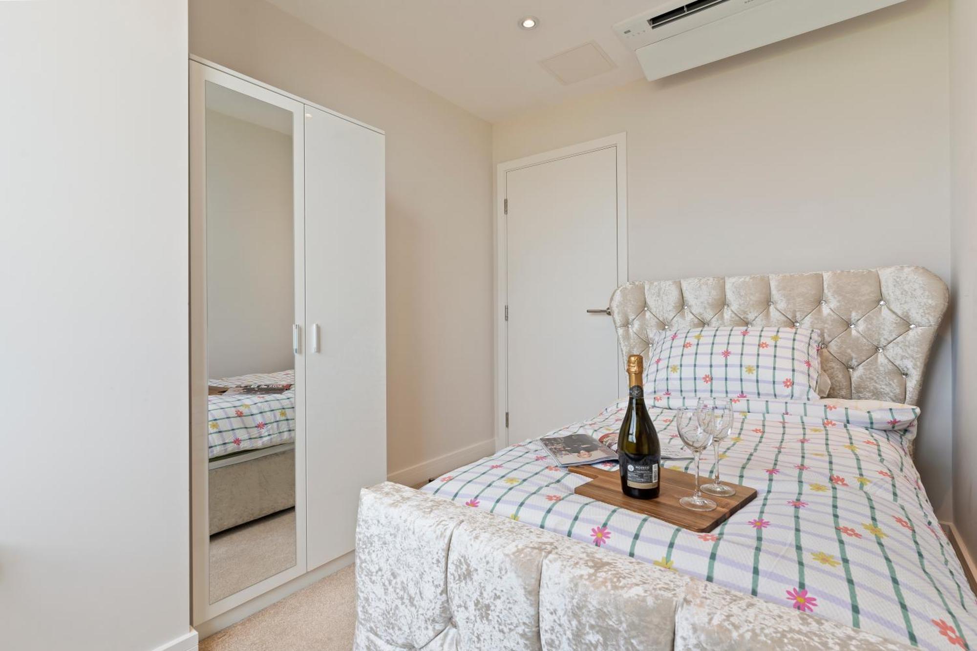 Heathrow Sleeps 4 Sunbury-on-Thames