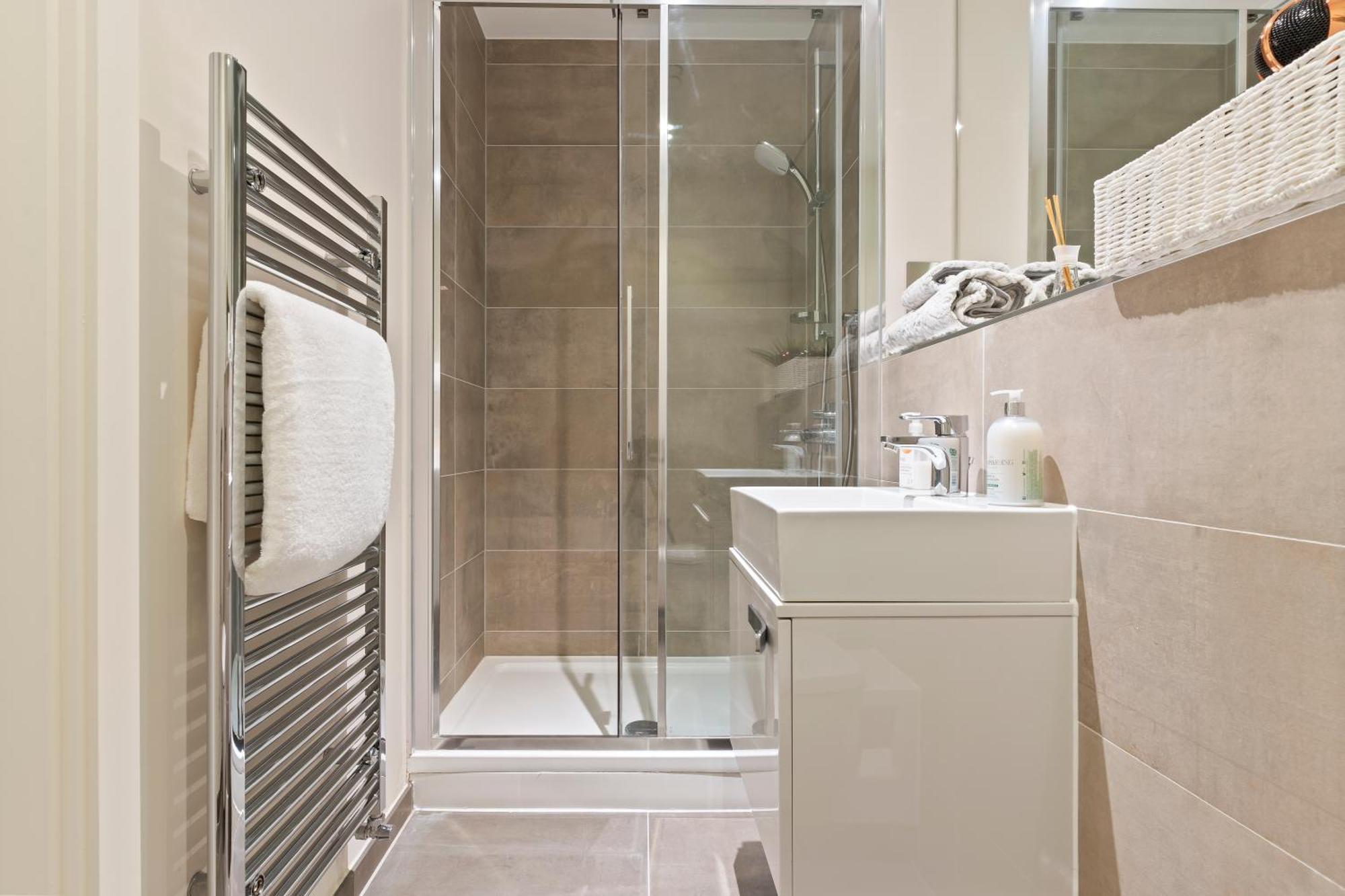 Heathrow Sleeps 4 *