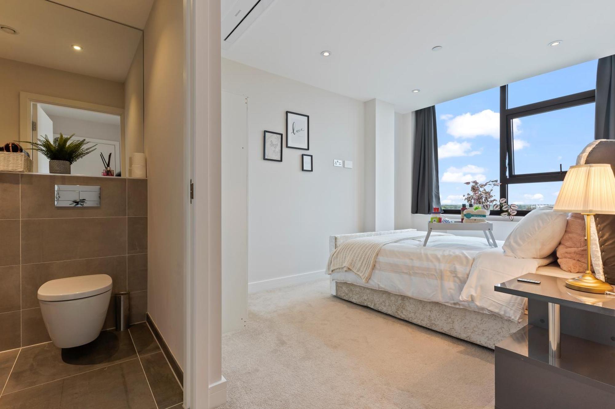 Heathrow Sleeps 4 Apartment *
