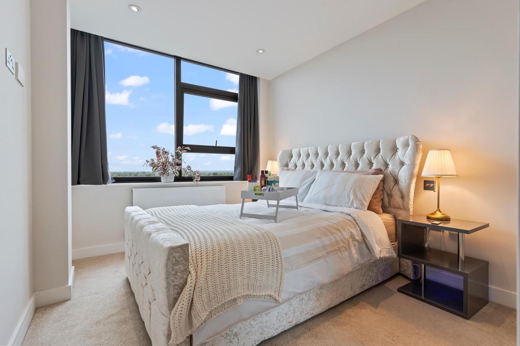 Heathrow Sleeps 4 Apartment