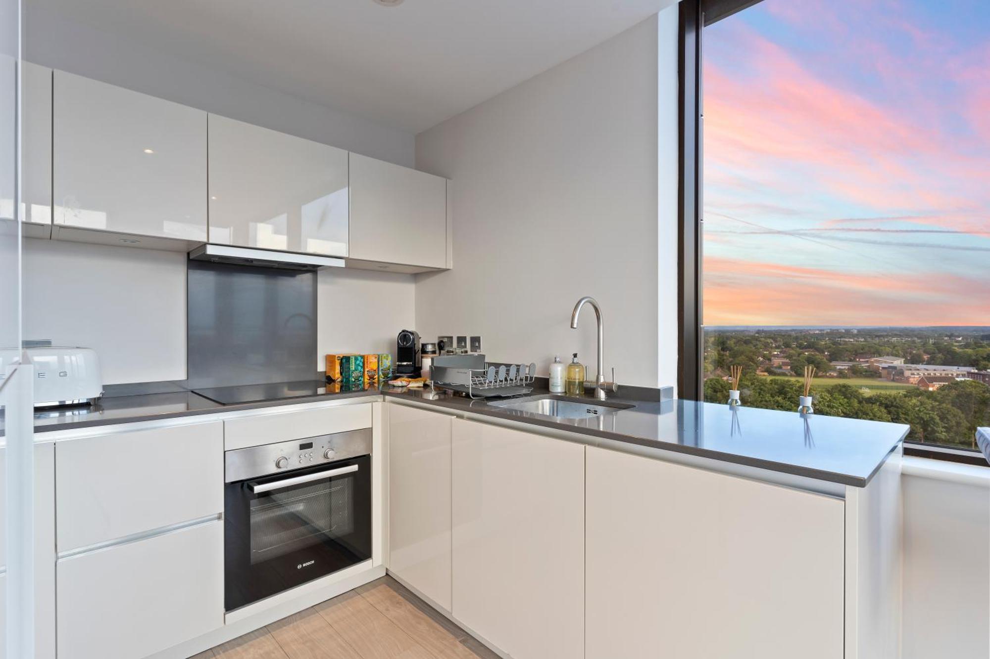 Heathrow Sleeps 4 Apartment Sunbury-on-Thames