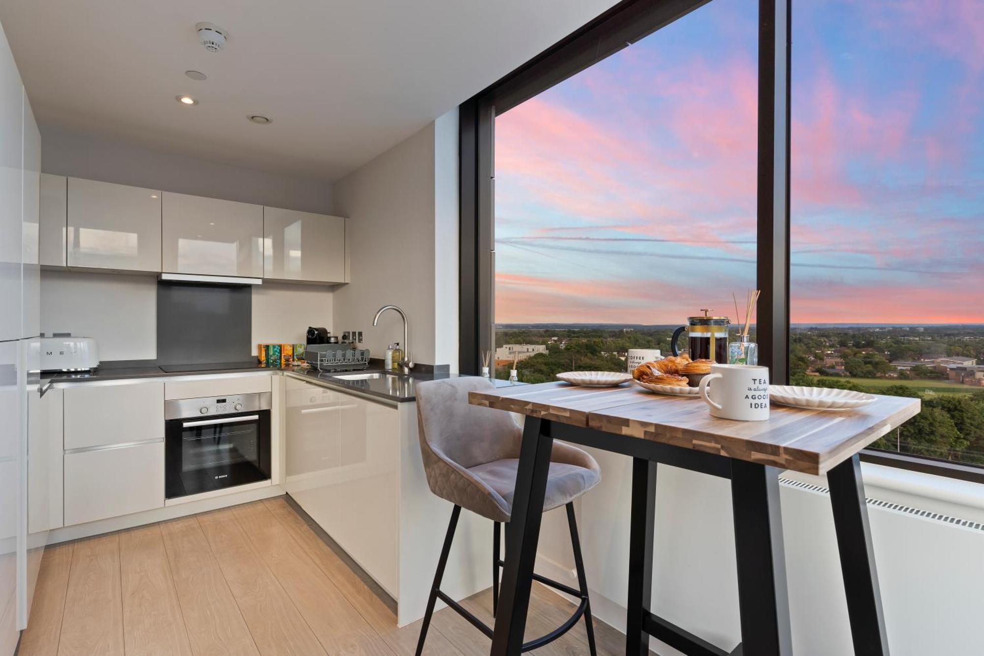 Heathrow Sleeps 4 *